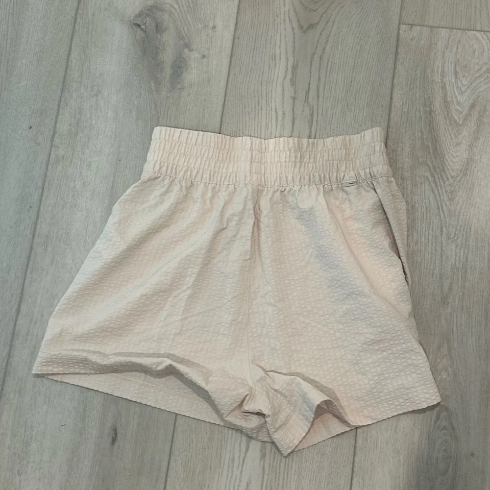 Vuori women's oat cream textured Villa shorts